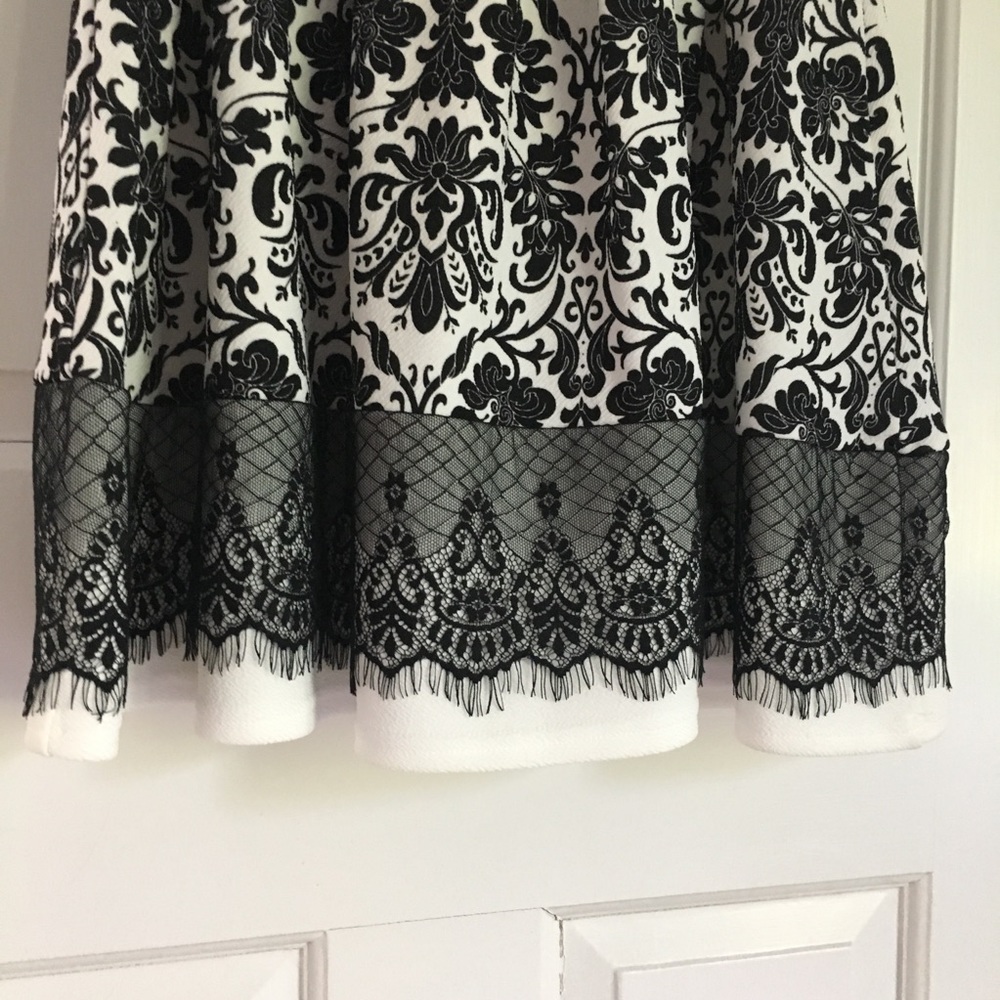 French sleeveless black and white lace dress - Picture 4 of 6